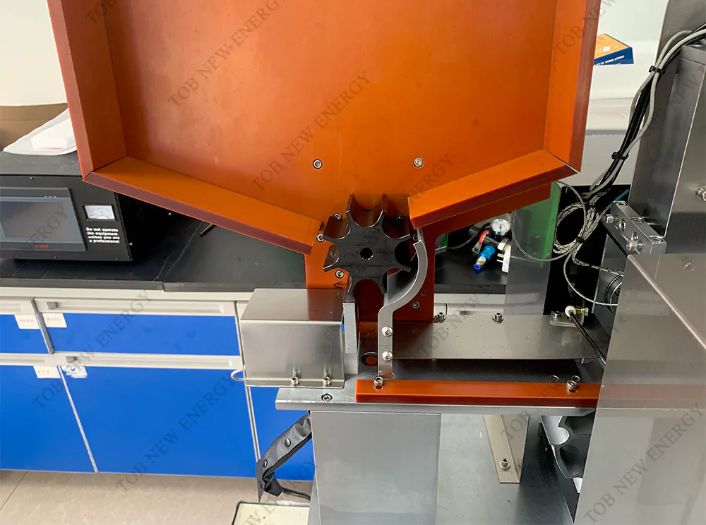 Máquina de corte e remoção de filme de PVC de bateria