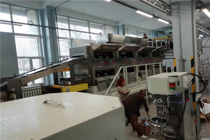 A equipe técnica da tob instalou a máquina para fabricar baterias de lítio na rússia