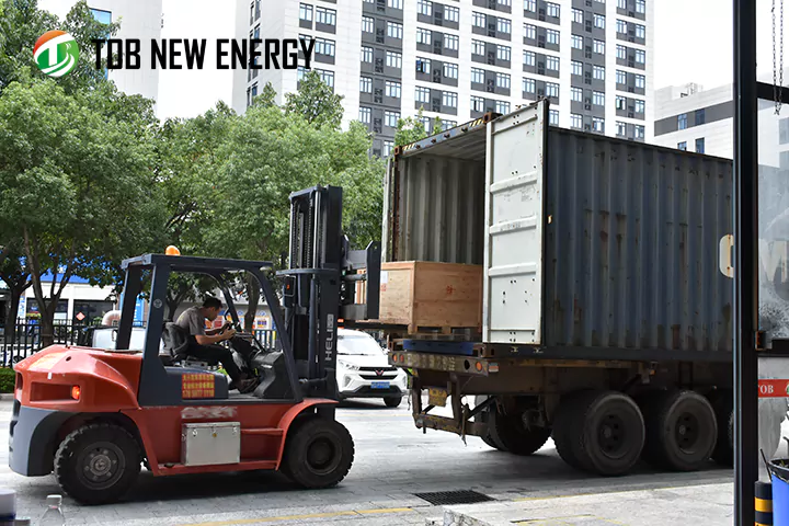 Equipamentos da linha piloto de produção de células de íon-lítio tipo pouch sendo enviados.